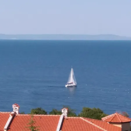 Апартамент в комплекс зора 9a Созопол