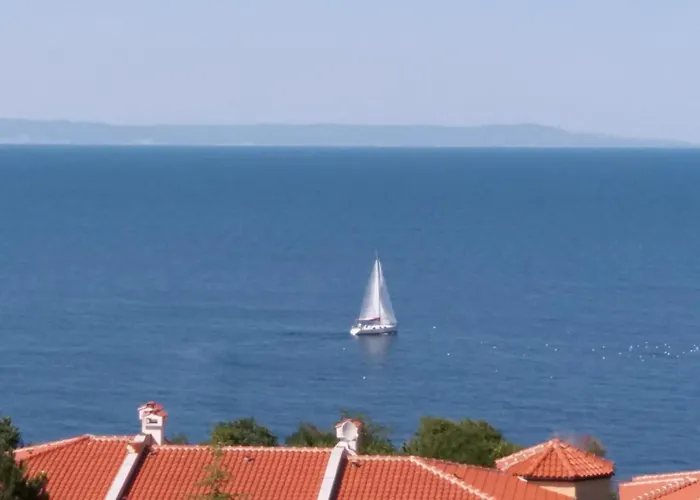 Апартамент в комплекс зора 9a Созопол